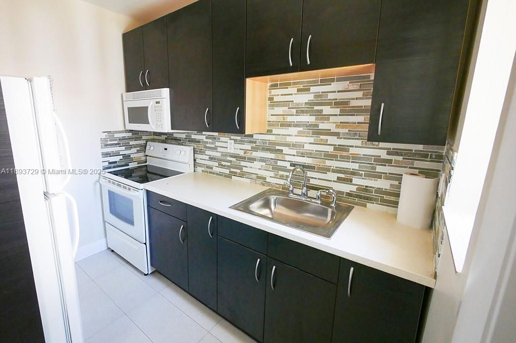 For Rent: $2,650 (2 beds, 1 baths, 950 Square Feet)