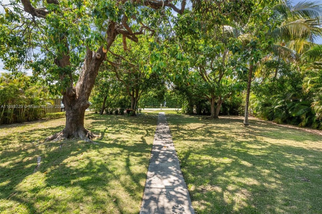 For Rent: $2,650 (2 beds, 1 baths, 950 Square Feet)