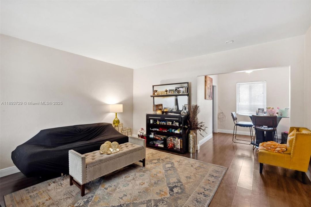 For Rent: $2,650 (2 beds, 1 baths, 950 Square Feet)