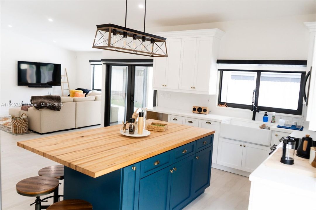 Active With Contract: $3,200 (3 beds, 2 baths, 1425 Square Feet)