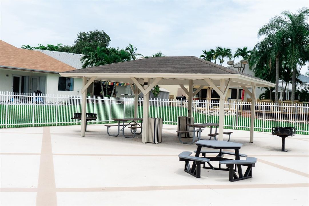 Active With Contract: $3,200 (3 beds, 2 baths, 1425 Square Feet)