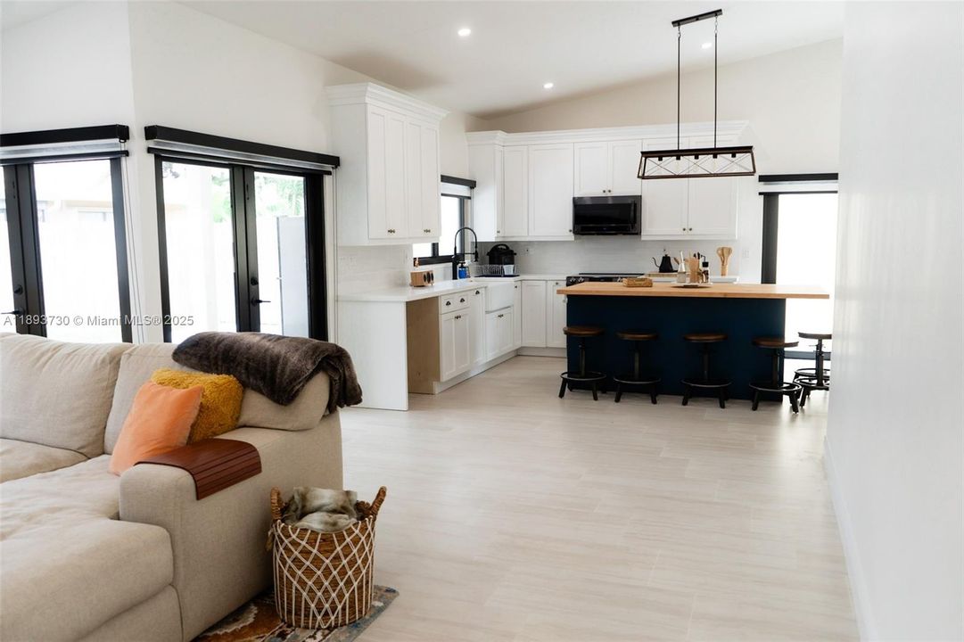 Active With Contract: $3,200 (3 beds, 2 baths, 1425 Square Feet)