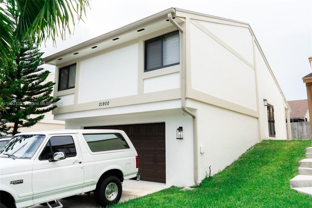 Active With Contract: $3,200 (3 beds, 2 baths, 1425 Square Feet)