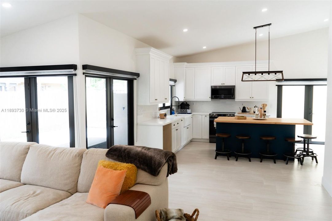 Active With Contract: $3,200 (3 beds, 2 baths, 1425 Square Feet)