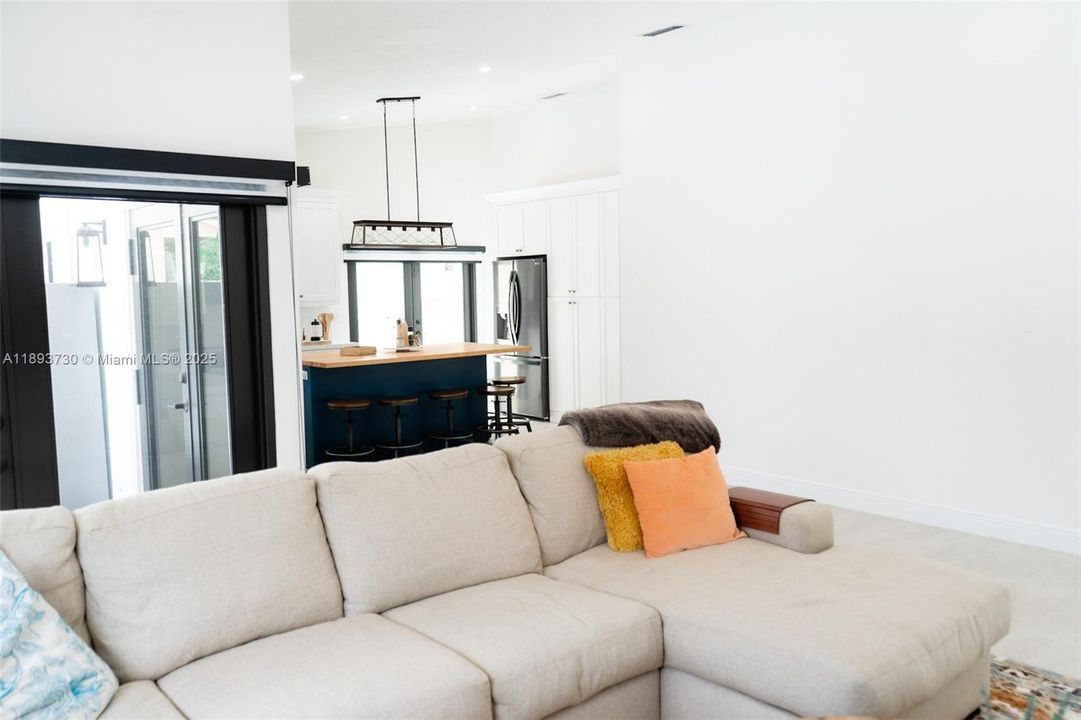 Active With Contract: $3,200 (3 beds, 2 baths, 1425 Square Feet)