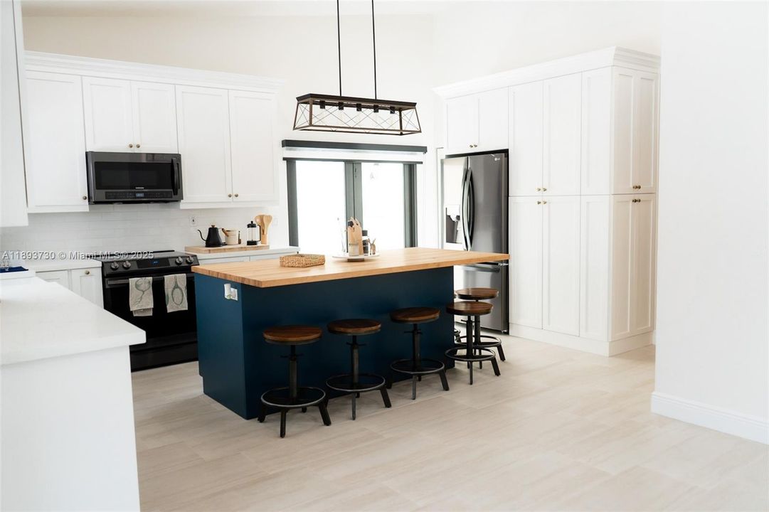 Active With Contract: $3,200 (3 beds, 2 baths, 1425 Square Feet)