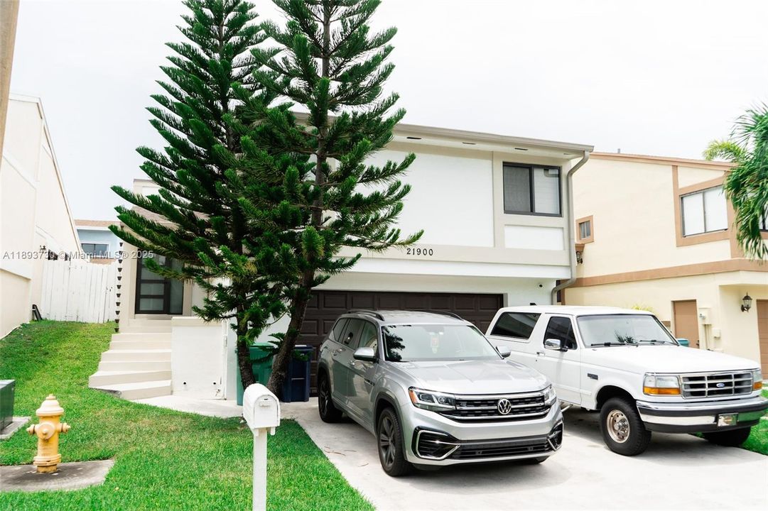 Active With Contract: $3,200 (3 beds, 2 baths, 1425 Square Feet)