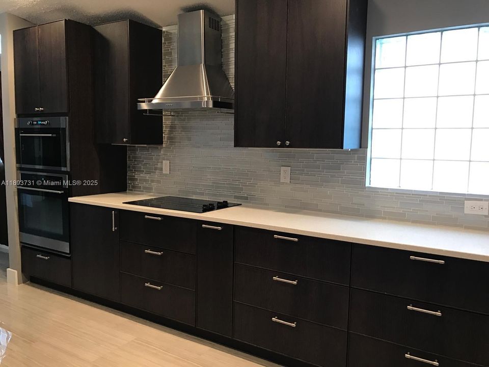 合同活跃: $4,100 (3 贝兹, 2 浴室, 1615 平方英尺)