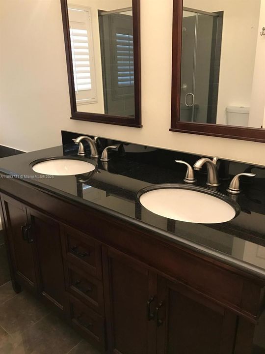 合同活跃: $4,100 (3 贝兹, 2 浴室, 1615 平方英尺)