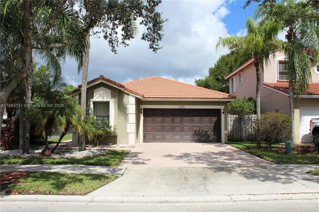 合同活跃: $4,100 (3 贝兹, 2 浴室, 1615 平方英尺)