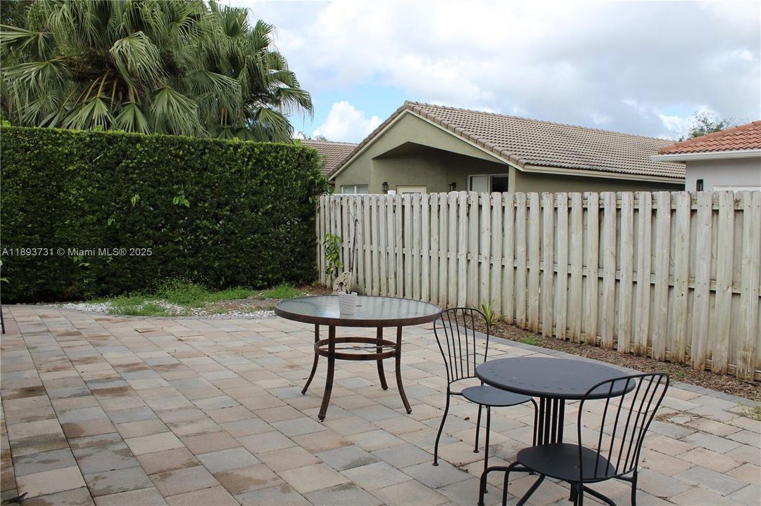 合同活跃: $4,100 (3 贝兹, 2 浴室, 1615 平方英尺)