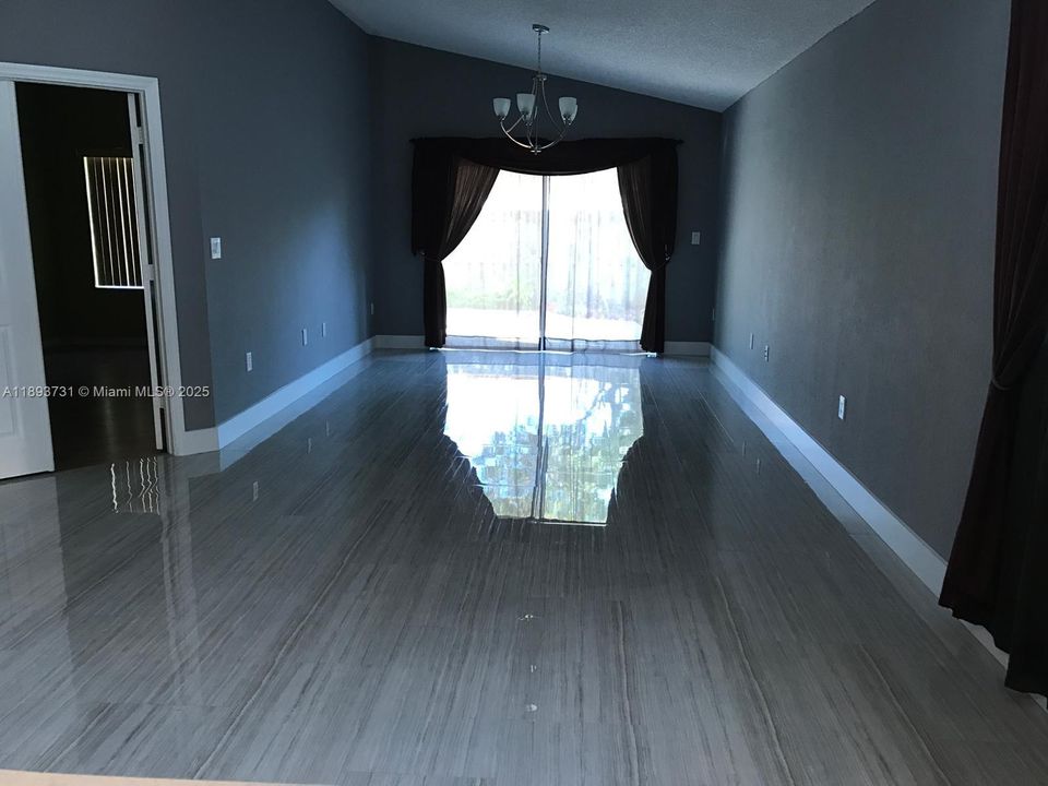 合同活跃: $4,100 (3 贝兹, 2 浴室, 1615 平方英尺)