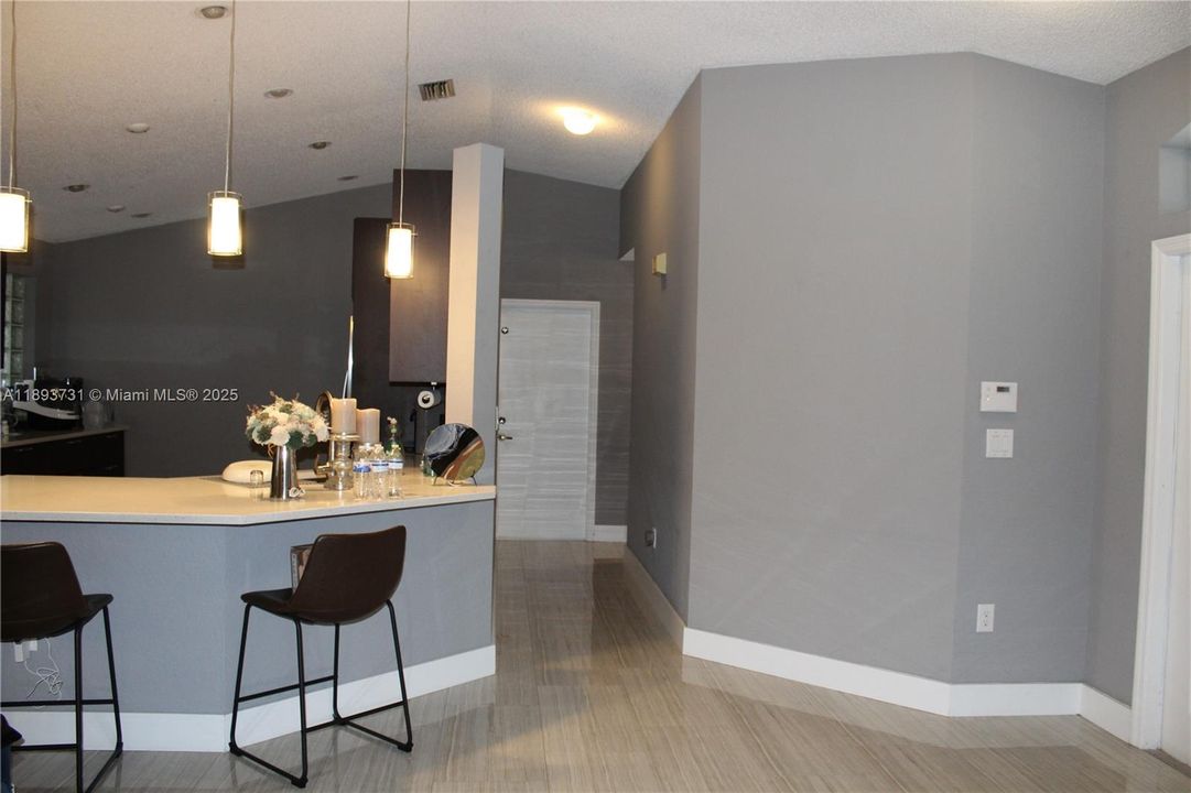 合同活跃: $4,100 (3 贝兹, 2 浴室, 1615 平方英尺)