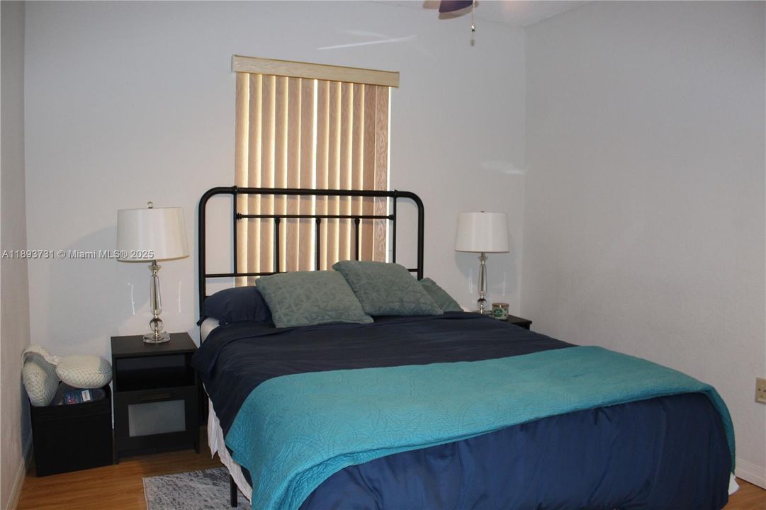 合同活跃: $4,100 (3 贝兹, 2 浴室, 1615 平方英尺)