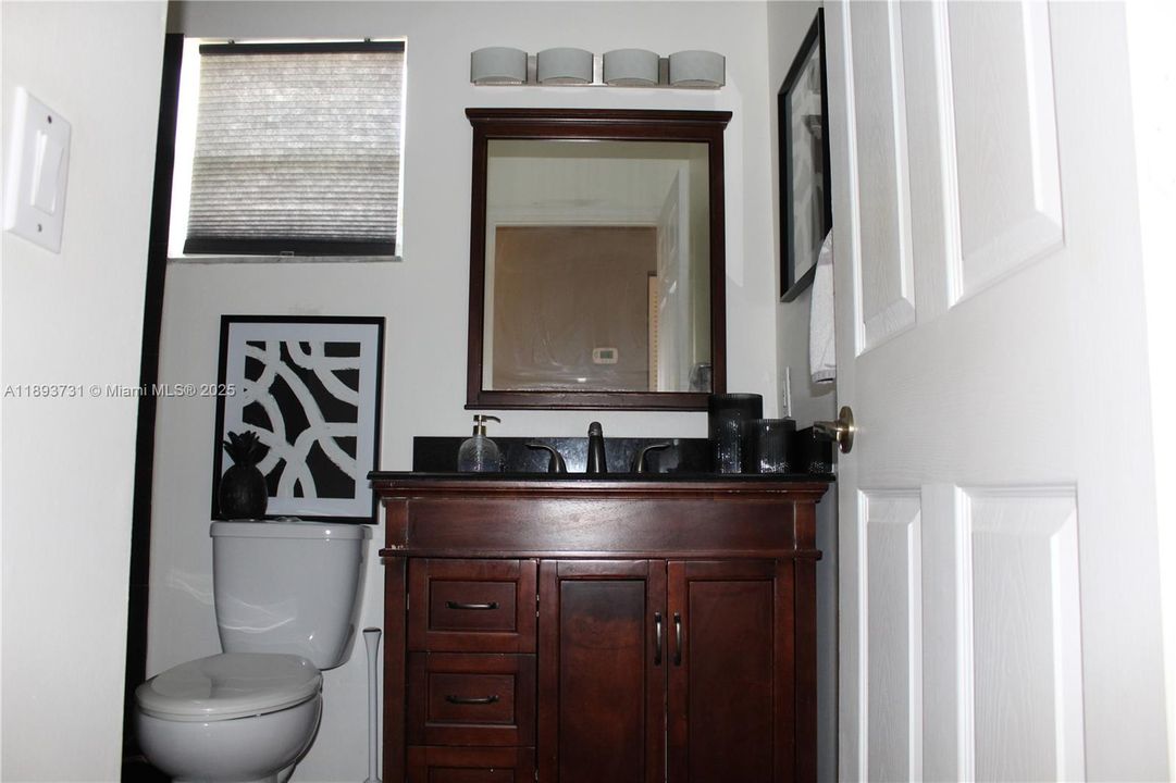 合同活跃: $4,100 (3 贝兹, 2 浴室, 1615 平方英尺)