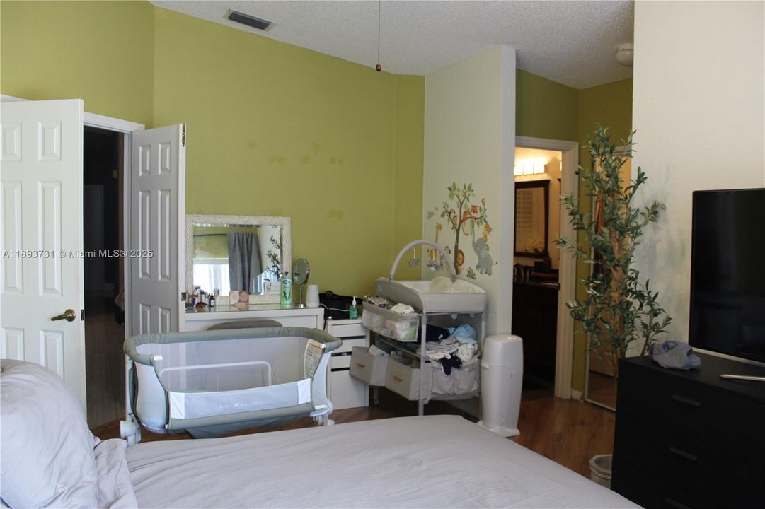 合同活跃: $4,100 (3 贝兹, 2 浴室, 1615 平方英尺)