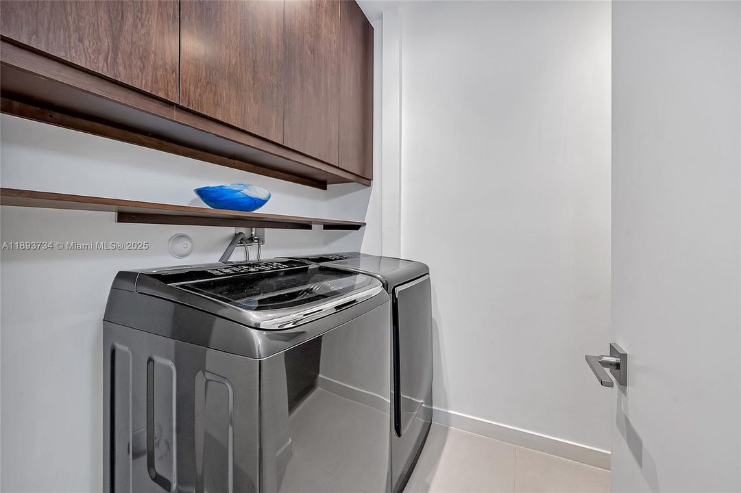 Activo con contrato: $24,000 (5 camas, 5 baños, 3164 Pies cuadrados)