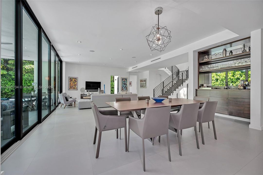 Activo con contrato: $24,000 (5 camas, 5 baños, 3164 Pies cuadrados)