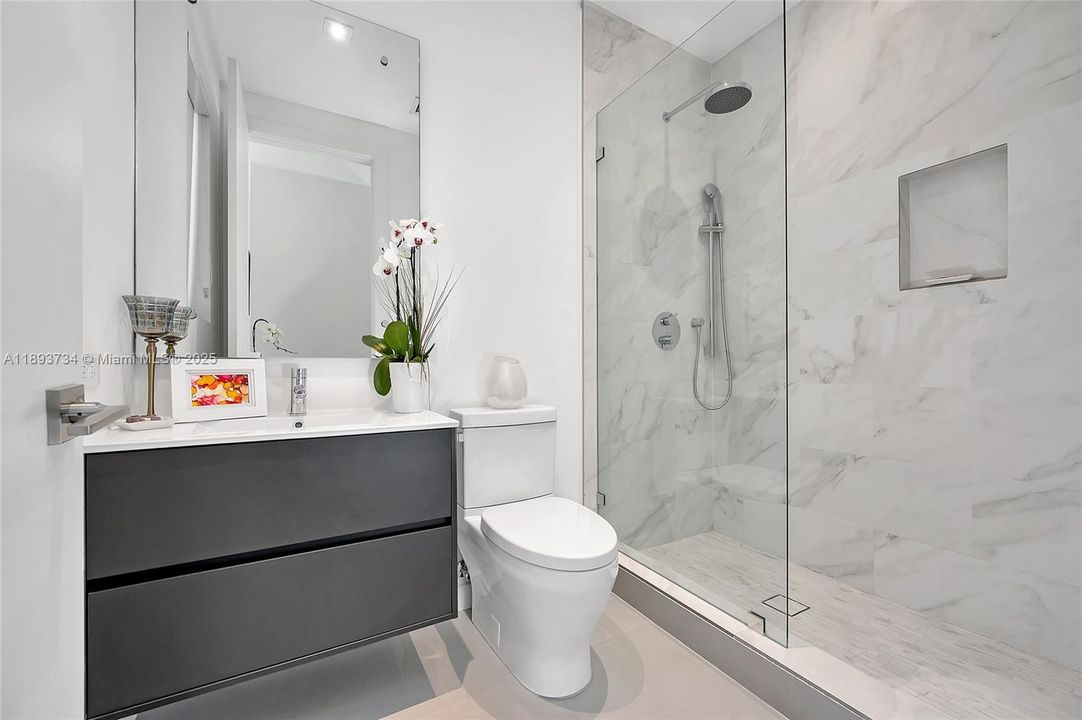 Activo con contrato: $24,000 (5 camas, 5 baños, 3164 Pies cuadrados)