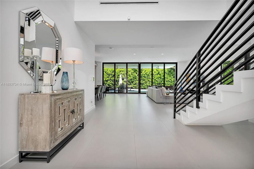 Activo con contrato: $24,000 (5 camas, 5 baños, 3164 Pies cuadrados)