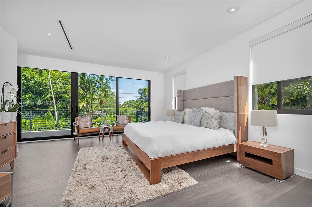 Activo con contrato: $24,000 (5 camas, 5 baños, 3164 Pies cuadrados)