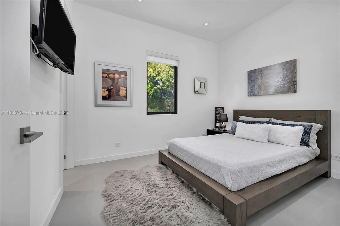 Activo con contrato: $24,000 (5 camas, 5 baños, 3164 Pies cuadrados)