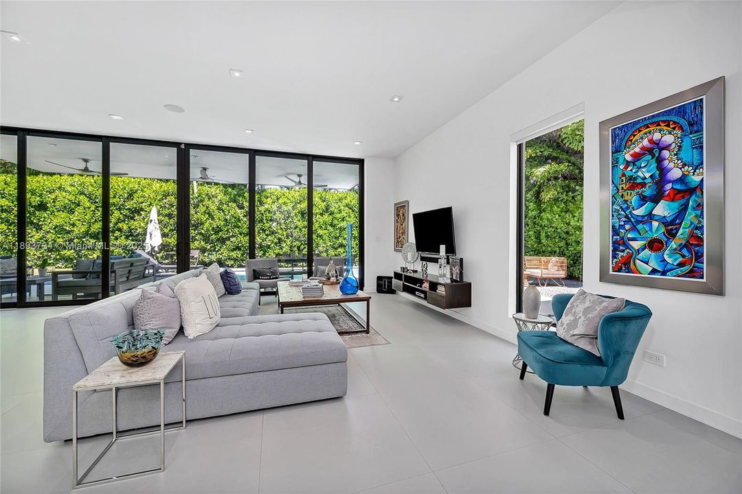 Activo con contrato: $24,000 (5 camas, 5 baños, 3164 Pies cuadrados)