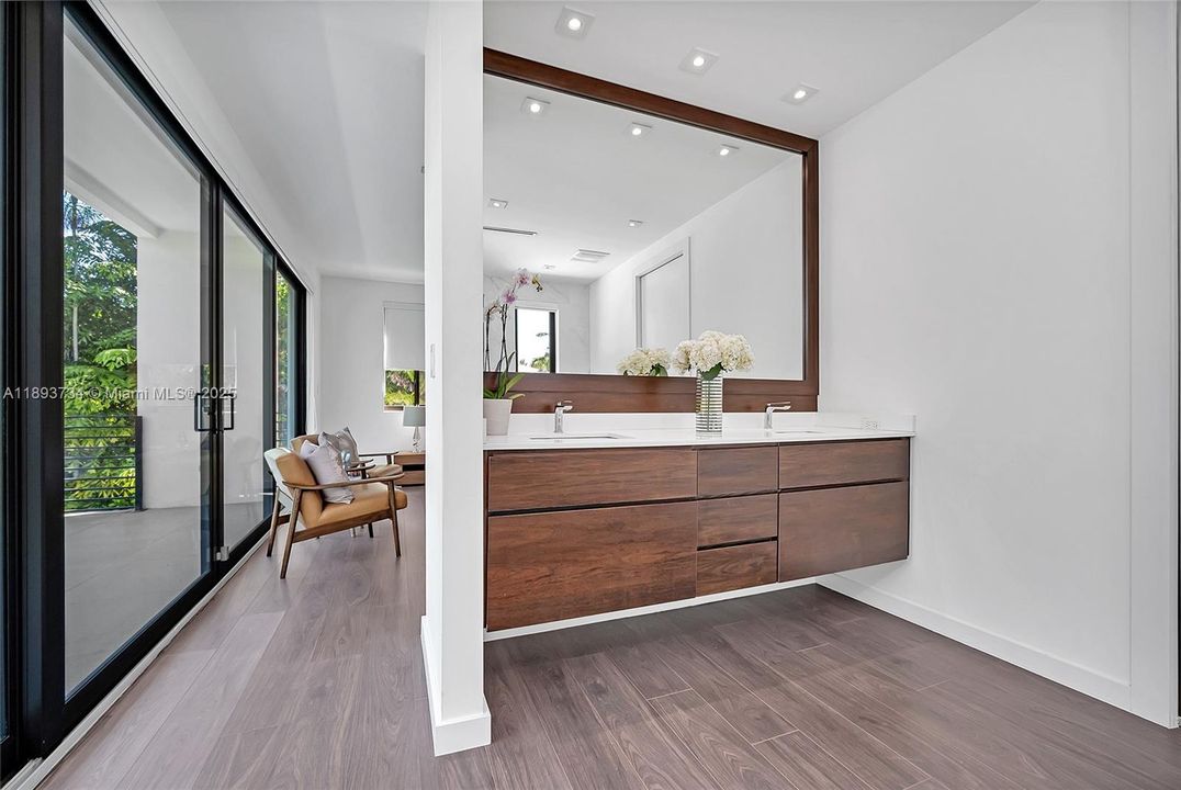 Activo con contrato: $24,000 (5 camas, 5 baños, 3164 Pies cuadrados)