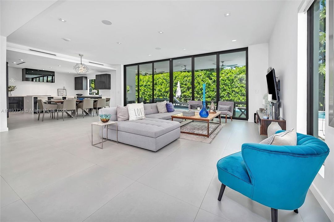 Activo con contrato: $24,000 (5 camas, 5 baños, 3164 Pies cuadrados)