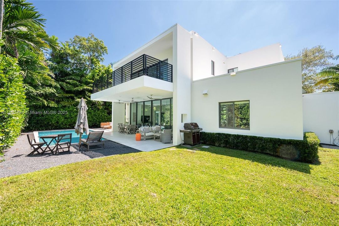 Activo con contrato: $24,000 (5 camas, 5 baños, 3164 Pies cuadrados)