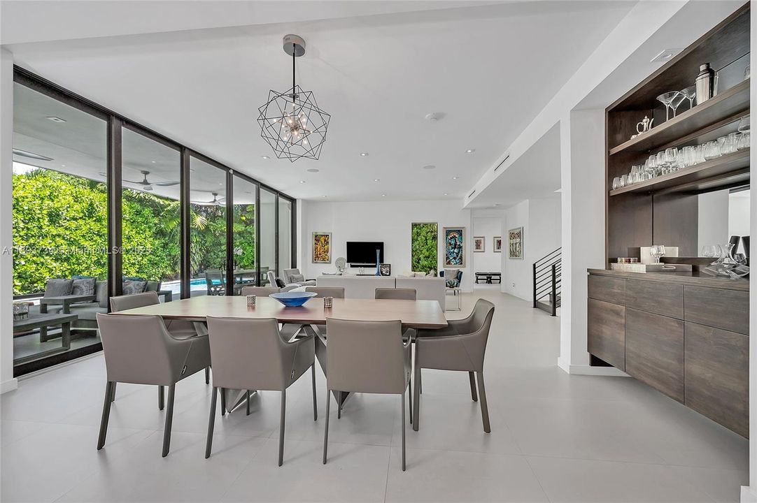 Activo con contrato: $24,000 (5 camas, 5 baños, 3164 Pies cuadrados)