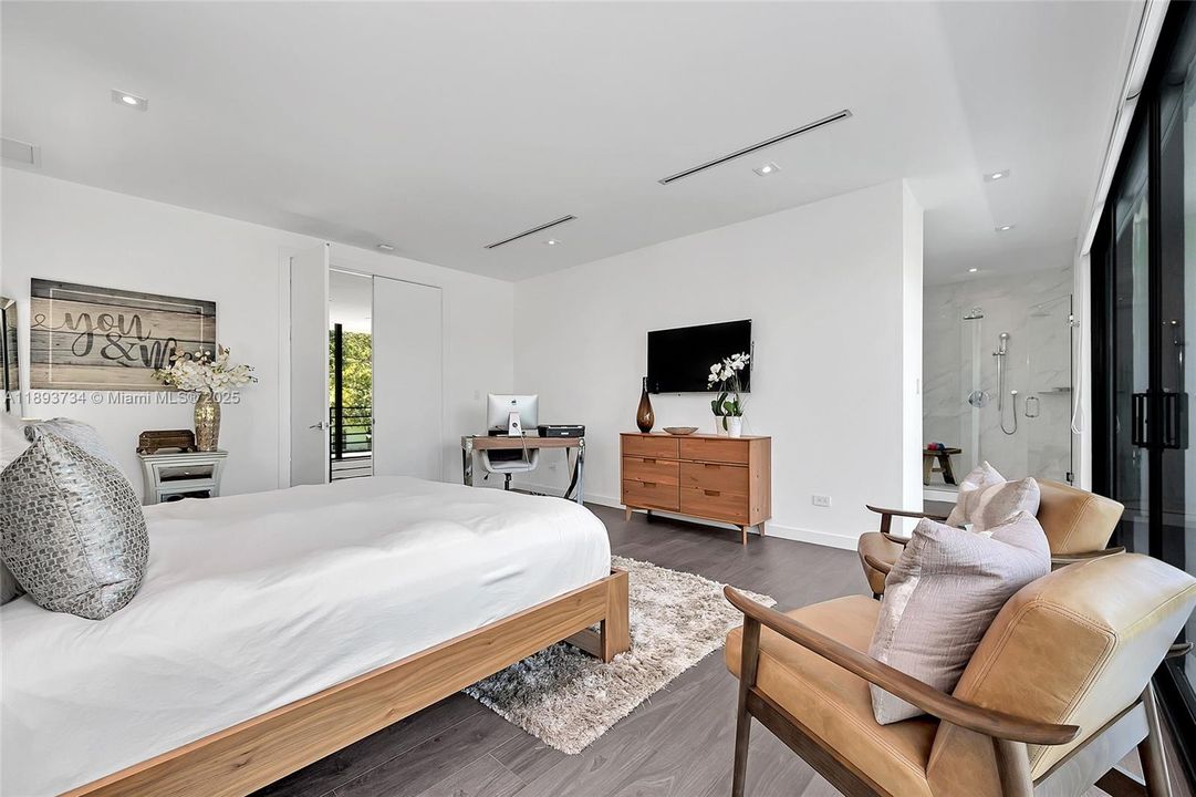 Activo con contrato: $24,000 (5 camas, 5 baños, 3164 Pies cuadrados)