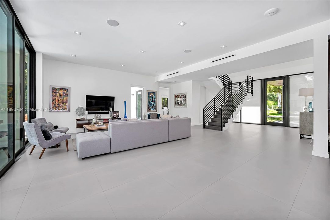 Activo con contrato: $24,000 (5 camas, 5 baños, 3164 Pies cuadrados)