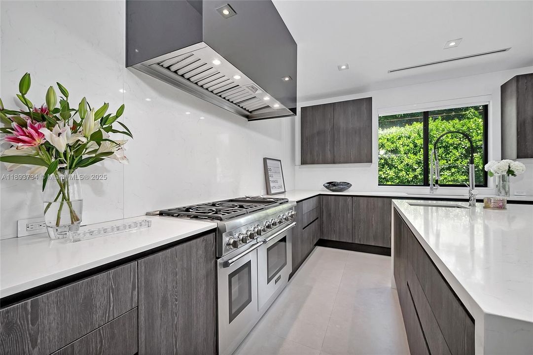 Activo con contrato: $24,000 (5 camas, 5 baños, 3164 Pies cuadrados)