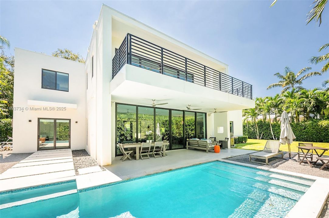 Activo con contrato: $24,000 (5 camas, 5 baños, 3164 Pies cuadrados)