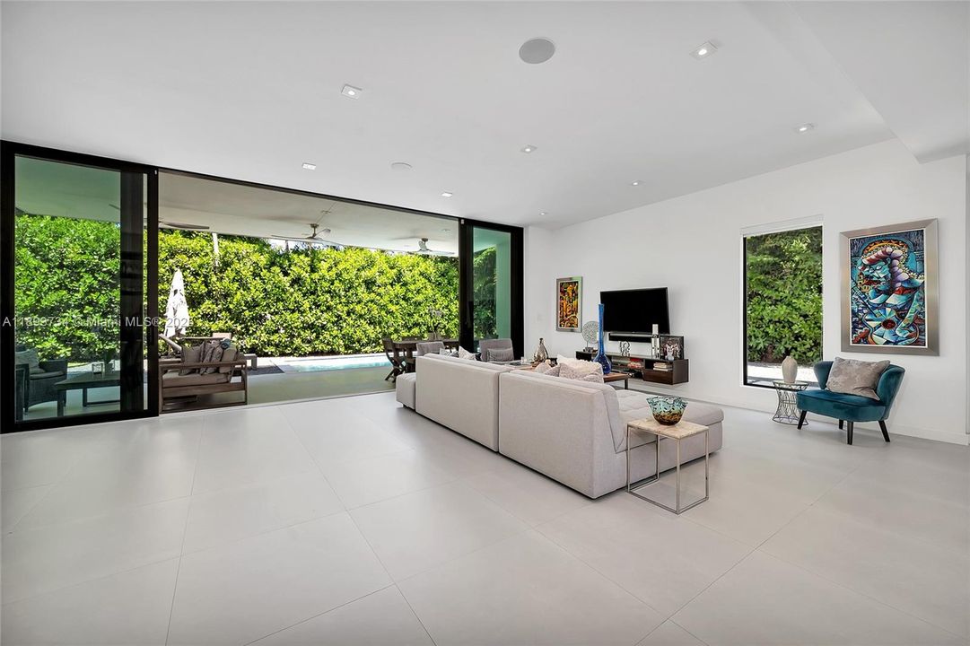 Activo con contrato: $24,000 (5 camas, 5 baños, 3164 Pies cuadrados)