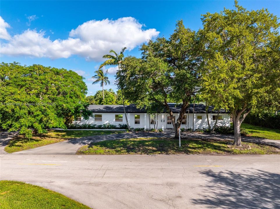 На продажу: $2,600,000 (5 спален, 4 ванн, 2127 Квадратных фут)