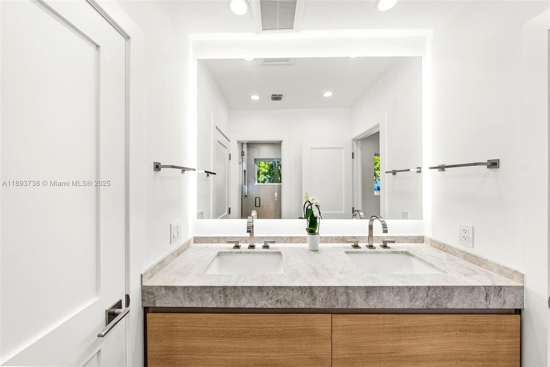 На продажу: $2,600,000 (5 спален, 4 ванн, 2127 Квадратных фут)