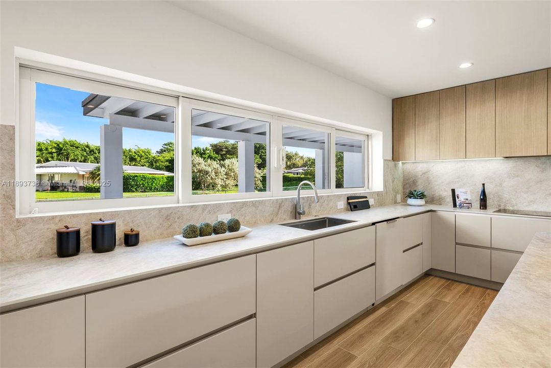 На продажу: $2,600,000 (5 спален, 4 ванн, 2127 Квадратных фут)