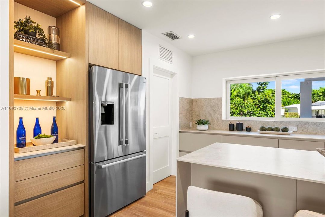 На продажу: $2,600,000 (5 спален, 4 ванн, 2127 Квадратных фут)