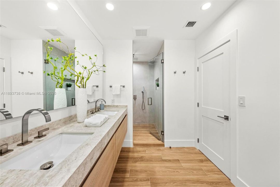 На продажу: $2,600,000 (5 спален, 4 ванн, 2127 Квадратных фут)