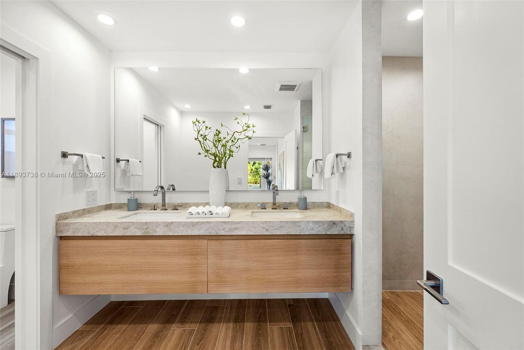 На продажу: $2,600,000 (5 спален, 4 ванн, 2127 Квадратных фут)