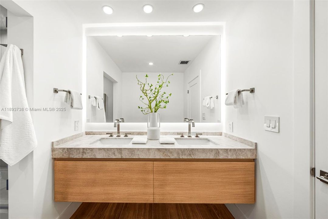 На продажу: $2,600,000 (5 спален, 4 ванн, 2127 Квадратных фут)