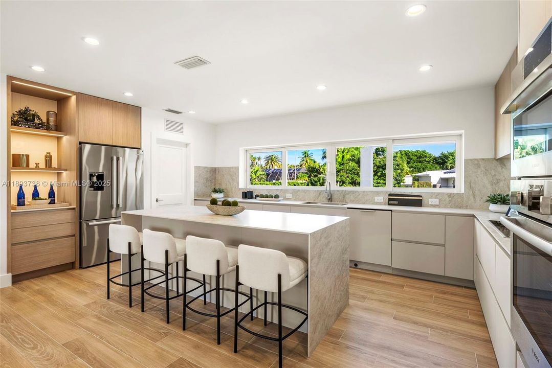 На продажу: $2,600,000 (5 спален, 4 ванн, 2127 Квадратных фут)