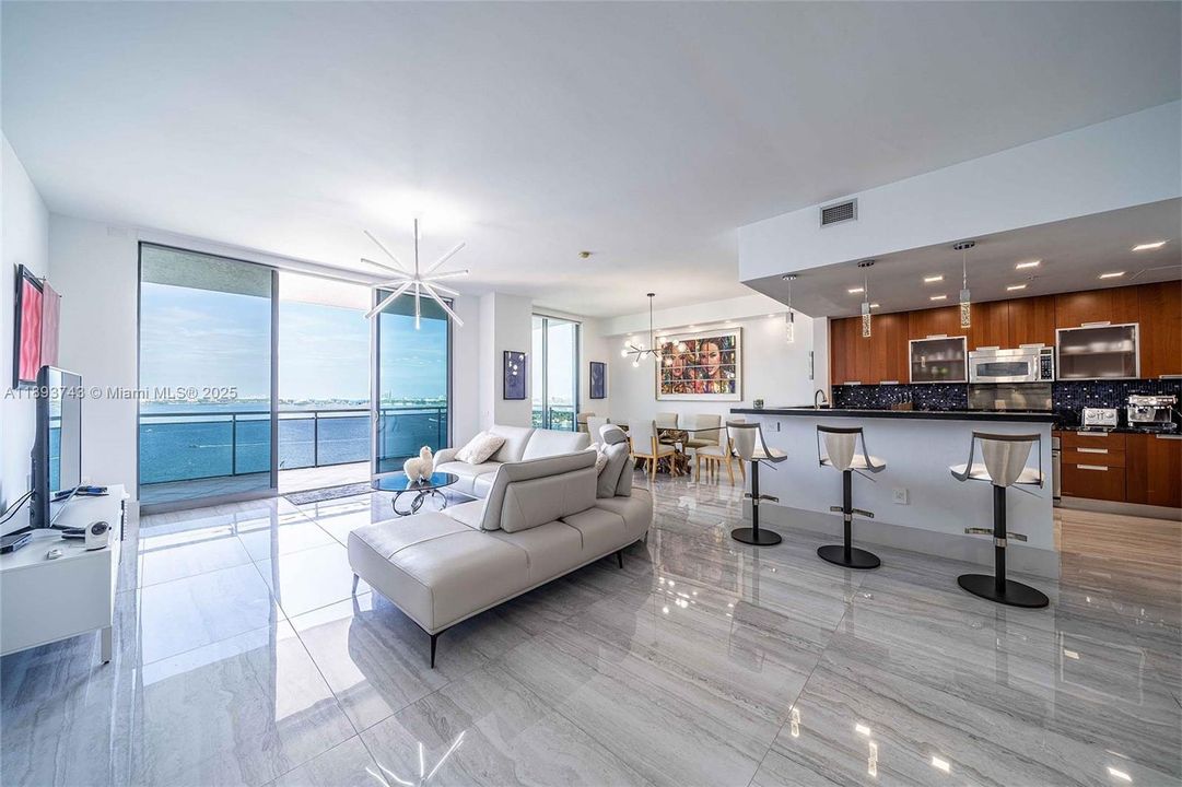 合同活跃: $4,950 (2 贝兹, 2 浴室, 1753 平方英尺)