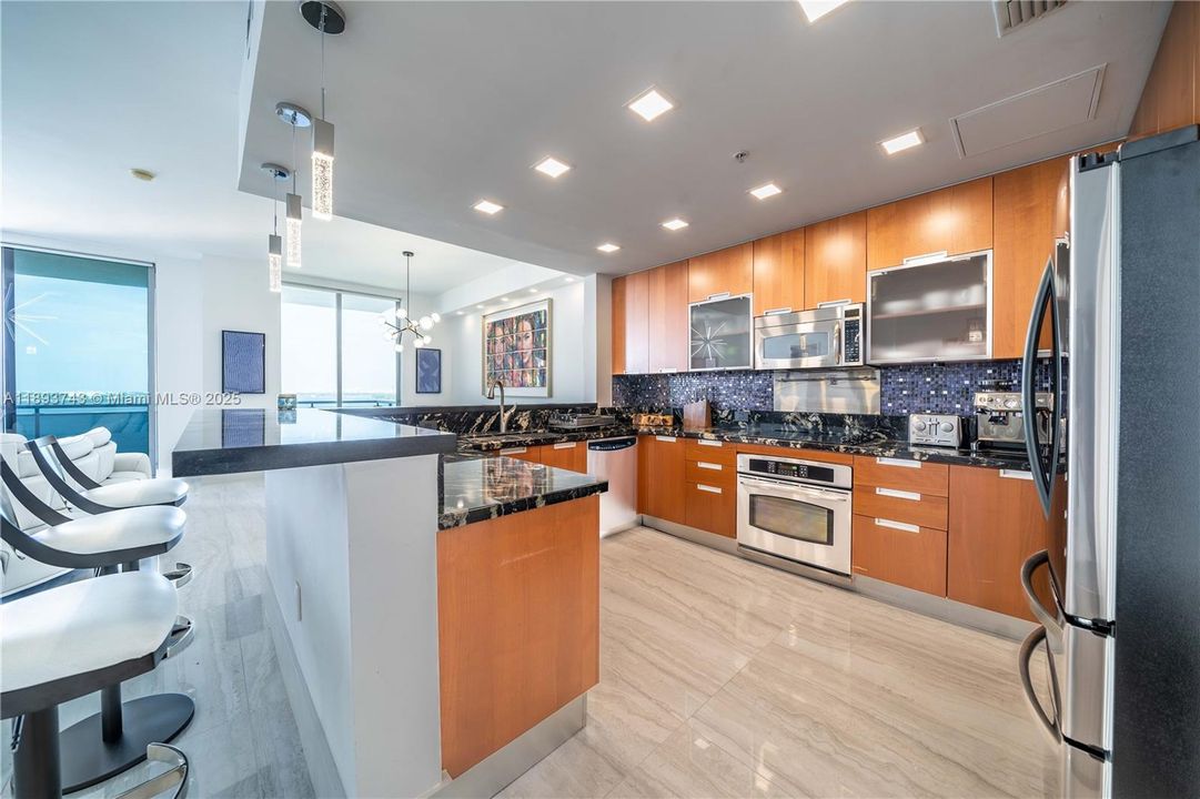 合同活跃: $4,950 (2 贝兹, 2 浴室, 1753 平方英尺)