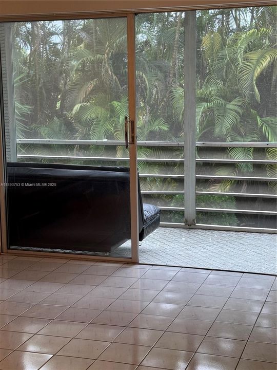 待售: $152,000 (1 贝兹, 1 浴室, 785 平方英尺)