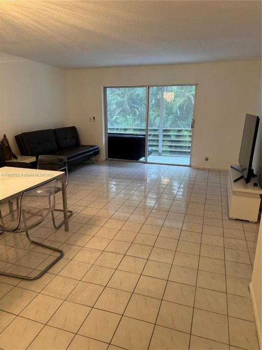 待售: $152,000 (1 贝兹, 1 浴室, 785 平方英尺)