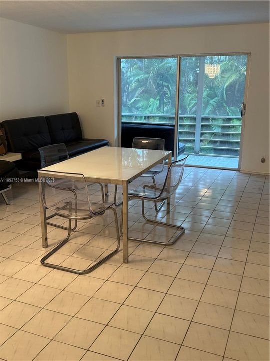 待售: $152,000 (1 贝兹, 1 浴室, 785 平方英尺)