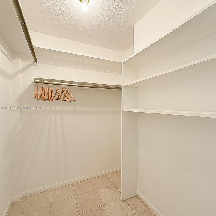 待售: $152,000 (1 贝兹, 1 浴室, 785 平方英尺)